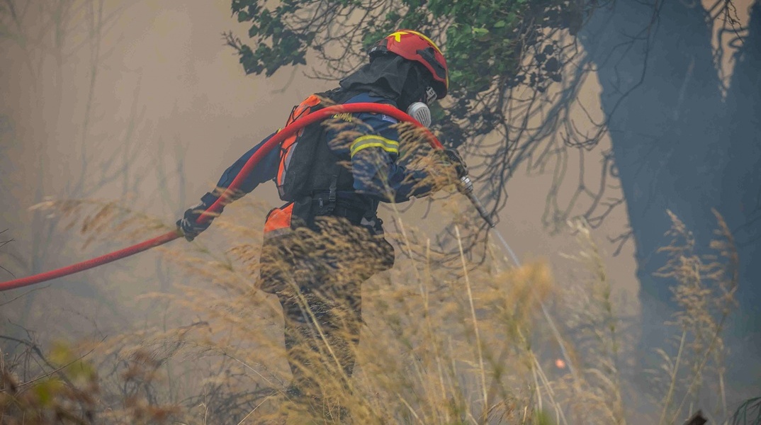 Πυροσβέστης κατά τη διάρκεια κατάσβεσης φωτιάς