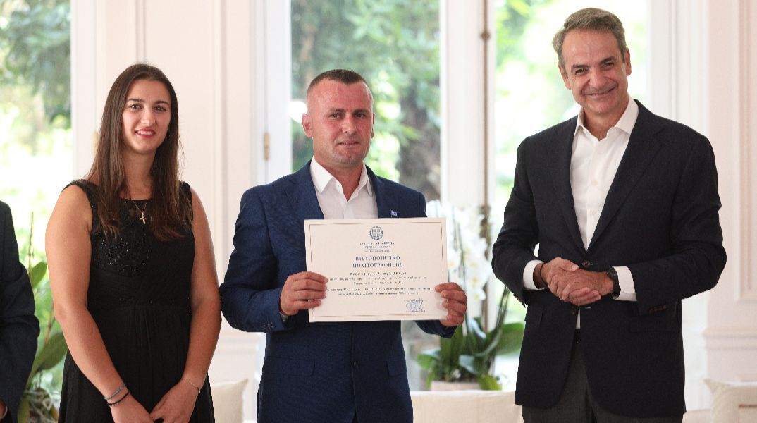 Έλληνας πολίτης ο «ήρωας του Αράχθου» που βούτηξε στο ποτάμι και έβγαλε τα δύο παιδιά - Φωτογραφίες από την τελετή