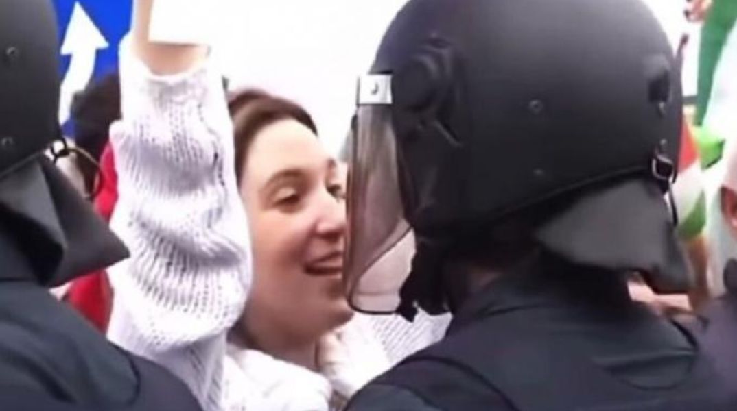 Ισπανία: Διαδηλώτρια φλέρταρε αστυνομικό σε πορεία - Viral η αντίδρασή του