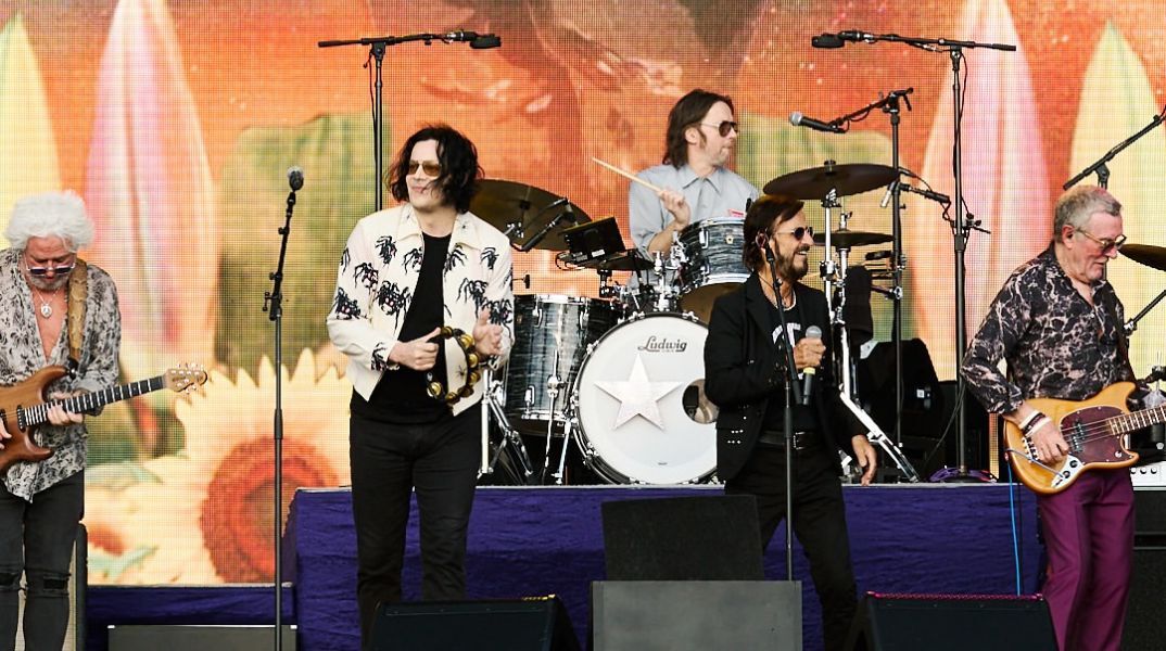 Ο Τζακ Γουάιτ ένωσε τη φωνή του με τον πρώην ντράμερ των Beatles, Ρίνγκο Σταρ, ερμηνεύοντας το εμβληματικό «With A Little Help From My Friends».