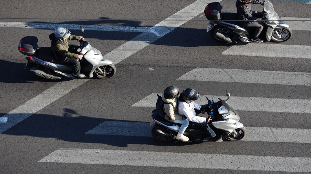 Οδηγοί και αναβάτες μηχανής με κράνος