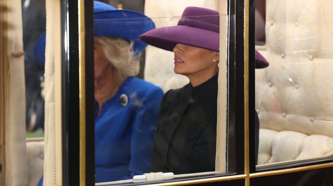 Η εμφάνιση της Μελάνια Τραμπ κατά τη συνάντηση με τον βασιλιά Κάρολο γίνεται viral - Πολλοί χρήστες του διαδικτύου σχολιάζουν το ίδιο πράγμα