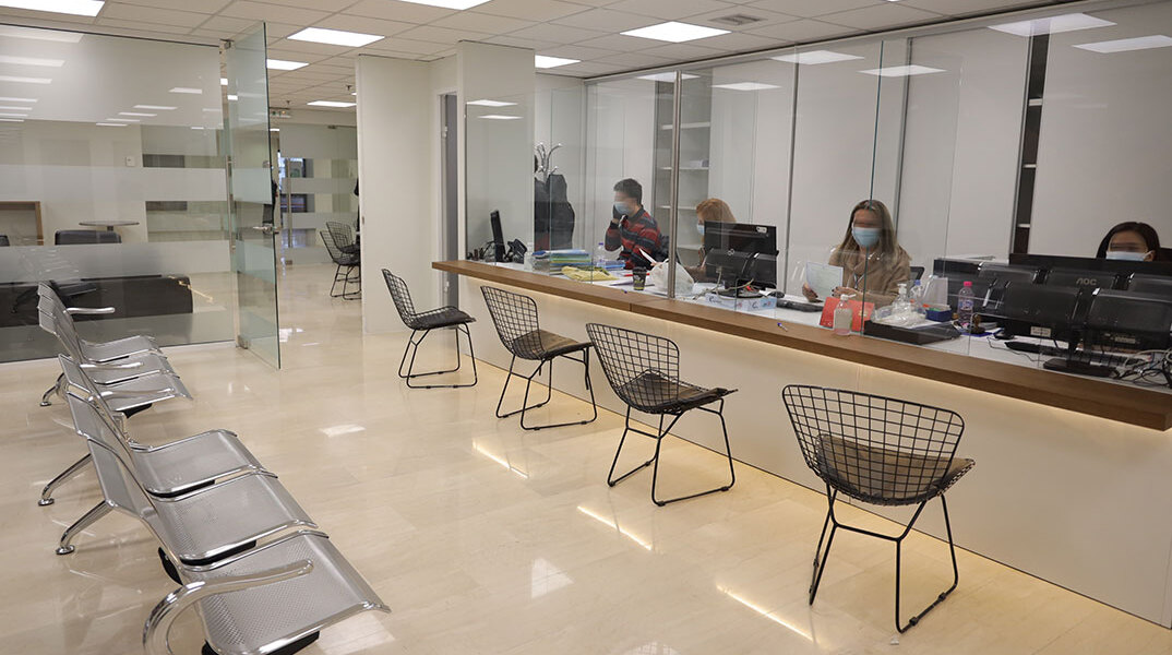 Tο κράτος μοιράζει ληγμένα (χαρτιά παραμονής)