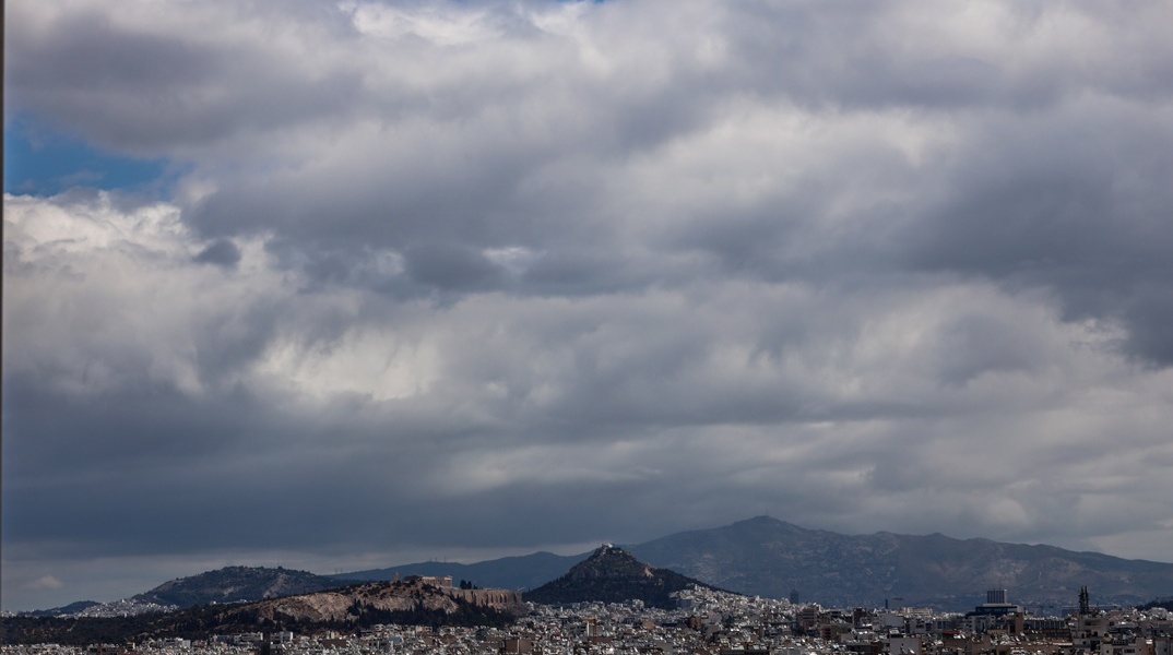 Σύννεφα πάνω από την Αθήνα