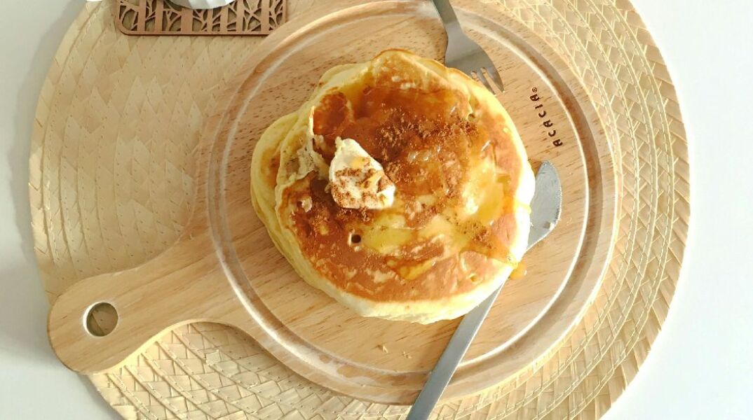 Αφράτα pancakes με μήλο και κανέλα