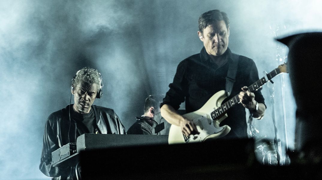 Οι Massive Attack αποσύρουν τη μουσική τους από το Spotify, αντιδρώντας στις επενδύσεις του CEO Ντάνιελ Εκ σε στρατιωτική τεχνητή νοημοσύνη. 