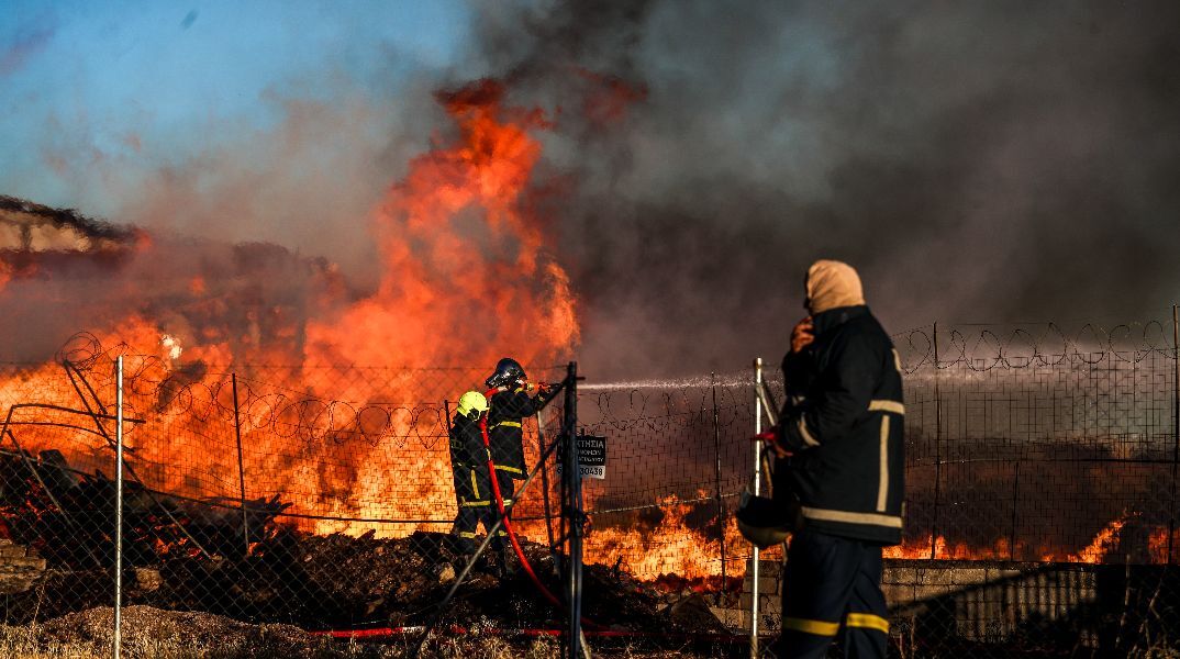 Μενίδι: Εικόνες από τη μεγάλη φωτιά 