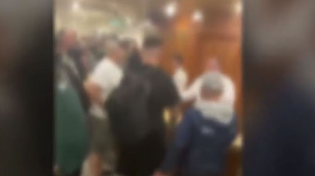 Ένταση σε πλοίο με προορισμό την Κρήτη που δεν έδεσε στη Μήλο λόγω καιρού - «Θα κάτσουμε 5 μέρες στην Κρήτη;»