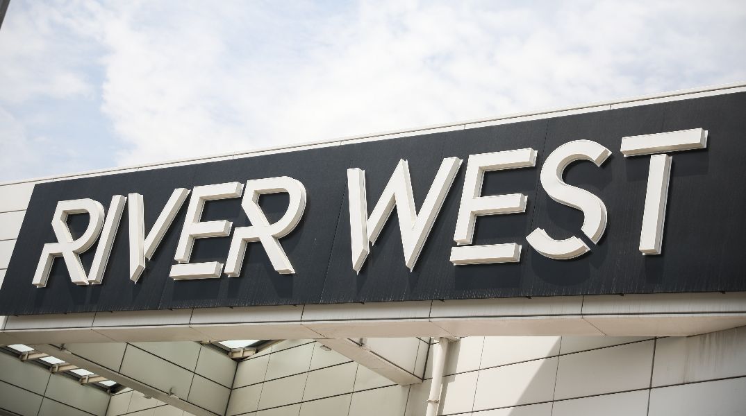 ΤΩΡΑ: Εκκενώνεται το River West μετά από τηλεφώνημα για βόμβα