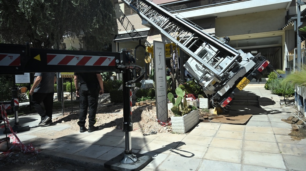 Γλυφάδα: Γερανός έπεσε σε τραπέζια καφετέριας