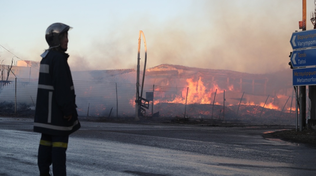 Φωτιά σε εργοστάσιο στο Μενίδι