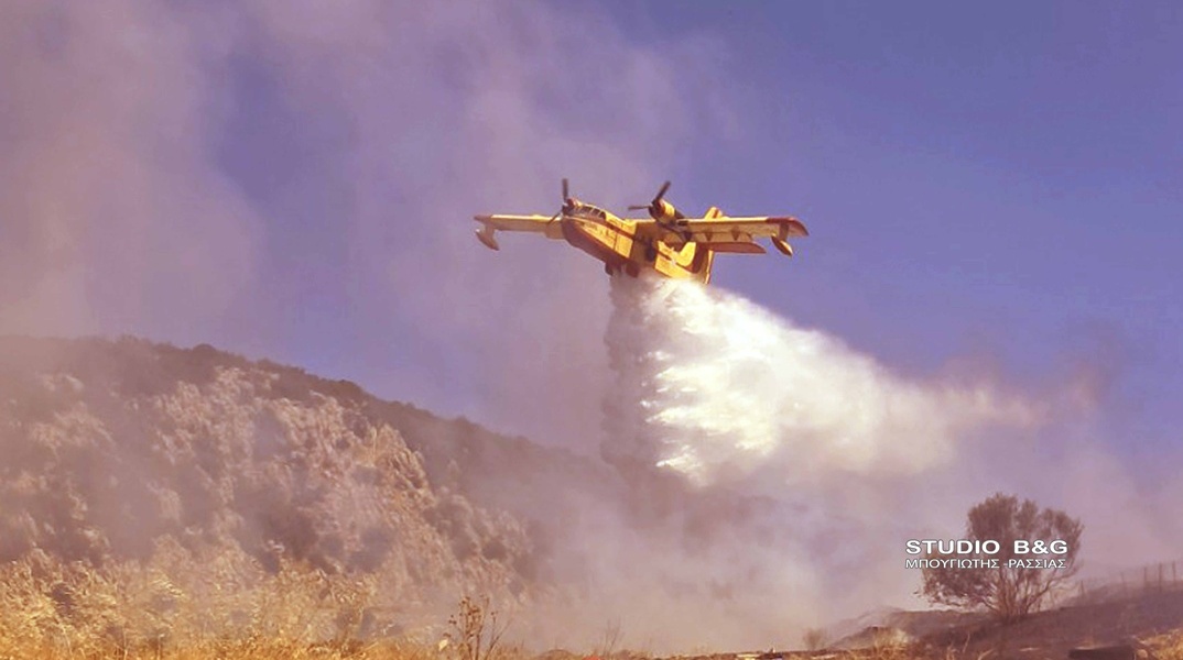 Καναντέρ επιχειρεί για την κατάσβεση φωτιάς στην Αργολίδα