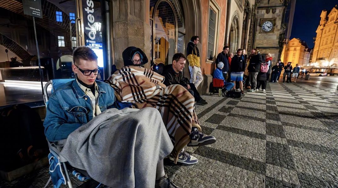 Οι ουρές για το νέο βιβλίο του Νταν Μπράουν στην Πράγα