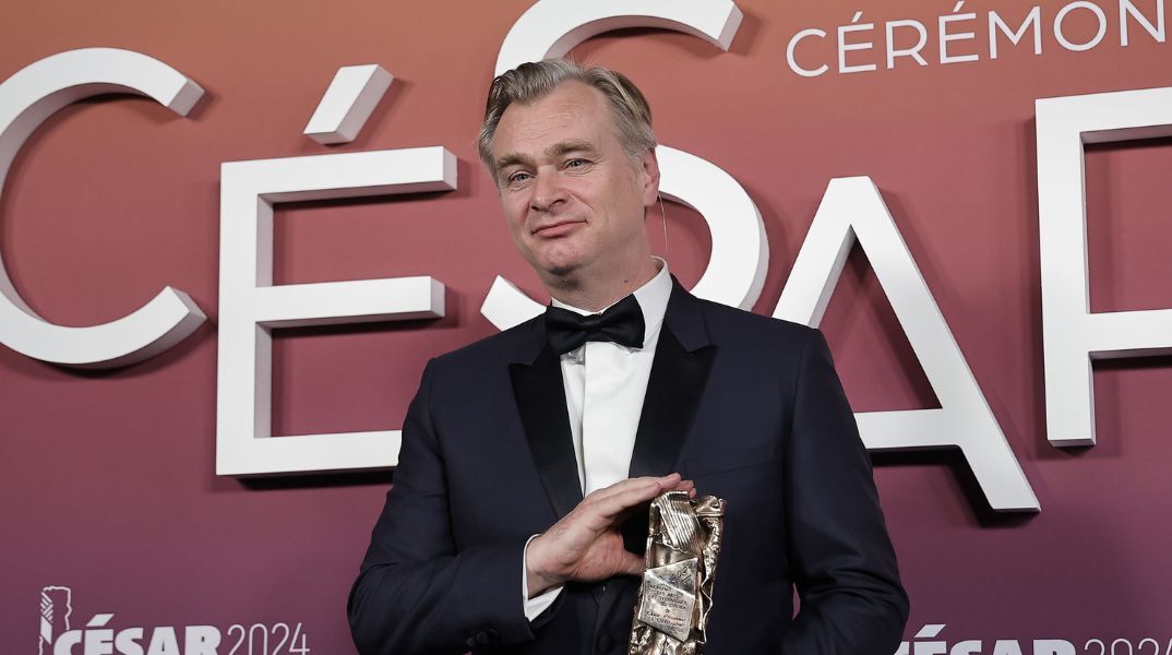 Κρίστοφερ Νόλαν: Ο βραβευμένος με Όσκαρ δημιουργός εξελέγη πρόεδρος του Σωματείου Σκηνοθετών Αμερικής - Θα καθοδηγήσει το συνδικάτο σε διαπραγματεύσεις.