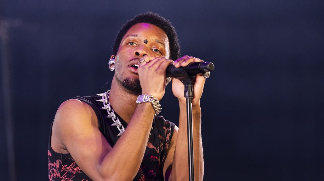 Ο τραγουδιστής D4vd ακύρωσε περιοδεία σε Ευρώπη και ΗΠΑ, καθώς ερευνάται η σχέση του με την υπόθεση νεκρής 15χρονης που βρέθηκε σε αυτοκίνητο στο Λος Άντζελες.