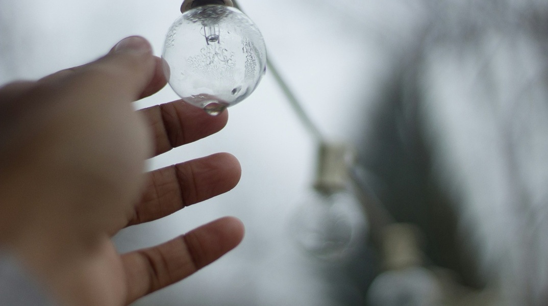 Χέρι κρατά λάμπα