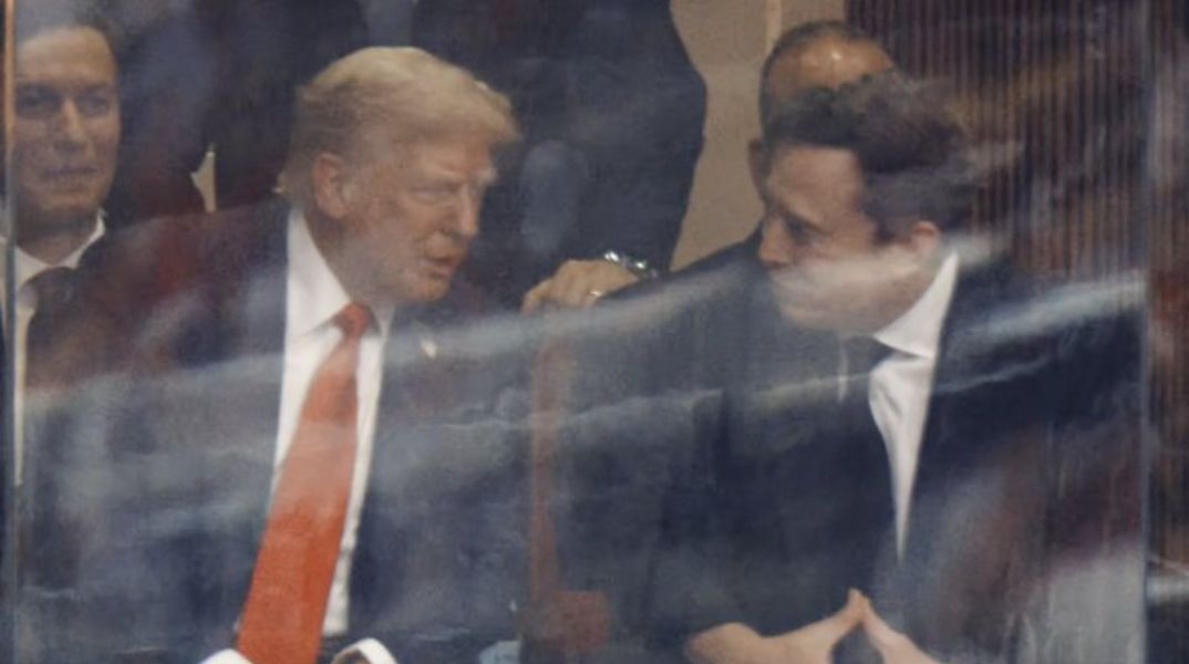 Κηδεία Τσάρλι Κερκ: Η χειραψία Τραμπ - Μασκ πίσω από αλεξίσφαιρο τζάμι και η αινιγματική ανάρτηση