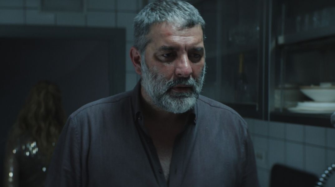 Ο σκηνοθέτης Γιάννης Οικονομίδης παρουσιάζει την έκτη του ταινία, «Σπασμένη Φλέβα» - Η αφίσα και το επίσημο trailer μόλις κυκλοφόρησαν.