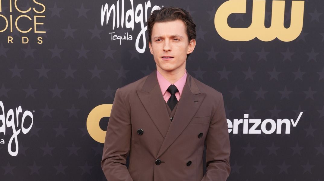 Ο Τομ Χόλαντ υπέστη διάσειση στα γυρίσματα του Spider-Man: Brand New Day, με αποτέλεσμα την προσωρινή παύση της παραγωγής για λίγες ημέρες.