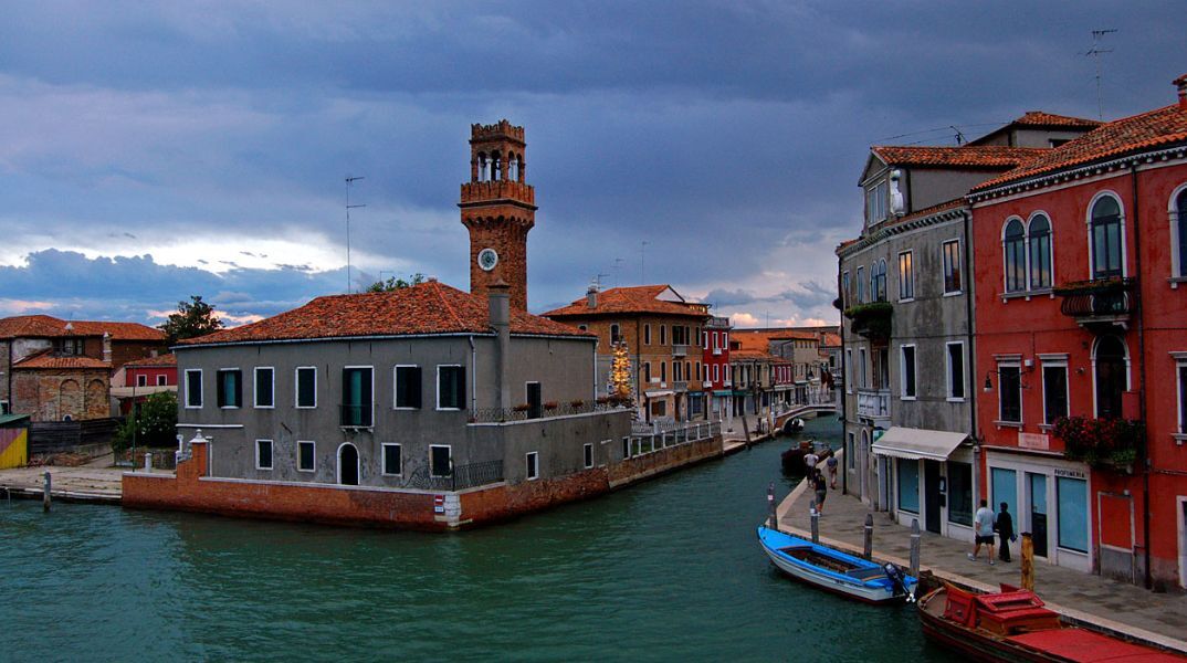 Βενετία: 14 παιδιά τιμωρήθηκαν με πρόστιμα για παιχνίδι ποδοσφαίρου σε πλατεία, πυροδοτώντας διαμάχη για τα δικαιώματα των παιδιών.