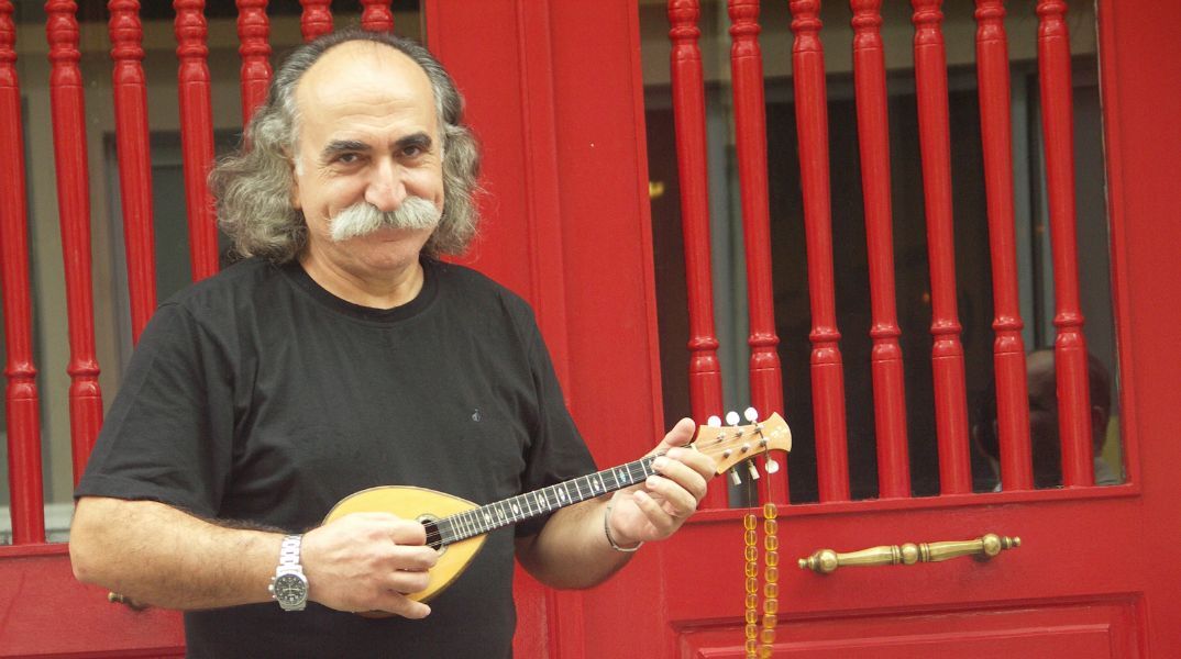 Αγάθωνας Ιακωβίδης: Η εποχή και το οδοιπορικό του σπάνιου τραγουδιστή του ρεμπέτικου