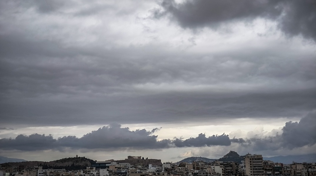 Μαύρα σύννεφα πάνω από την Αθήνα