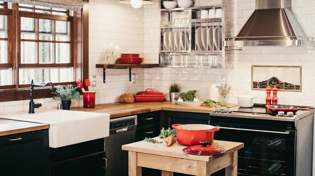 Μικροπλαστικά στην κουζίνα μας: Πού ακριβώς «κρύβονται» και πώς θα καταναλώνουμε λιγότερα