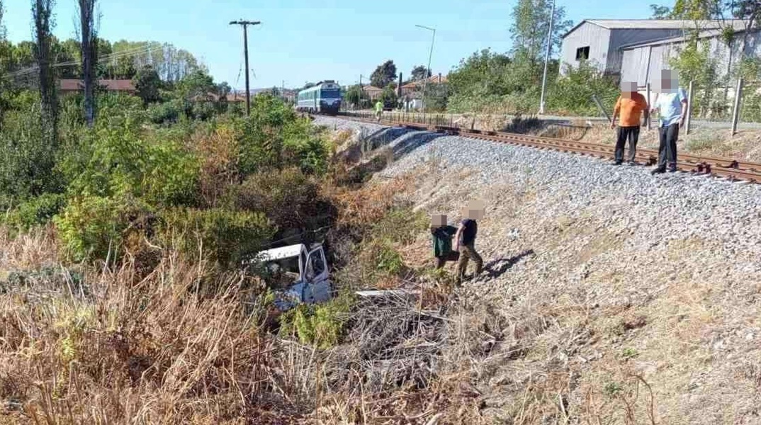 Σουφλί: Τρένο συγκρούστηκε με αγροτικό - Το όχημα έπεσε σε χαντάκι