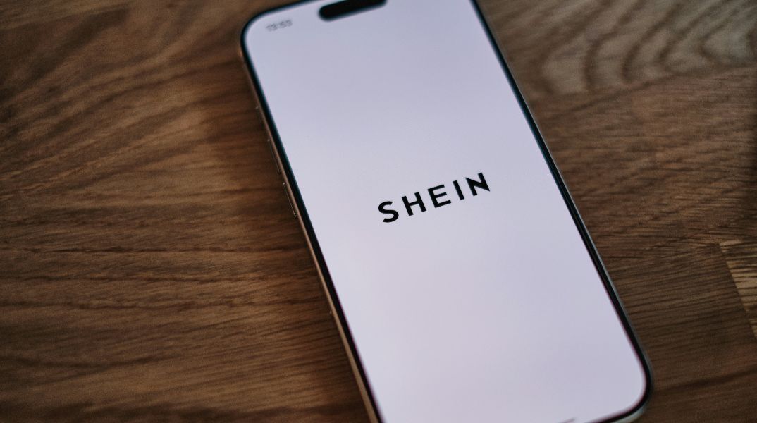 H Κομισιόν βάζει φρένο στα φθηνά δέματα Temu και Shein