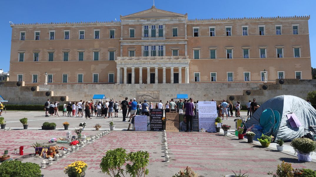 Απεργία πείνας στο Σύνταγμα: Το ξυλόλιο είναι ακόμα εδώ | Athens Voice