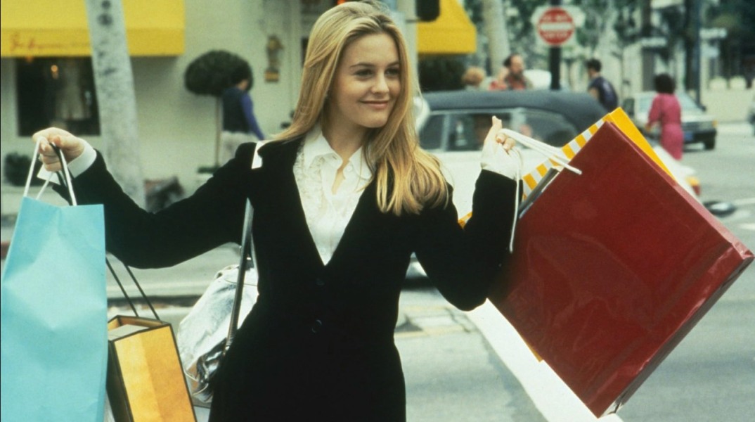 Η πρωταγωνίστρια της ταινίας Clueless κρατώντας τσάντες αγορών