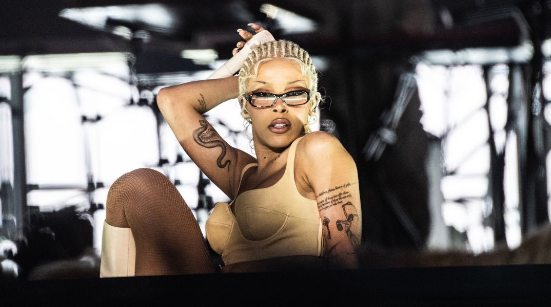 Η Doja Cat υπερασπίζεται το εξώφυλλο του άλμπουμ της «Vie», απαντώντας στους θαυμαστές που το επέκριναν για αισθητική ασυμφωνία