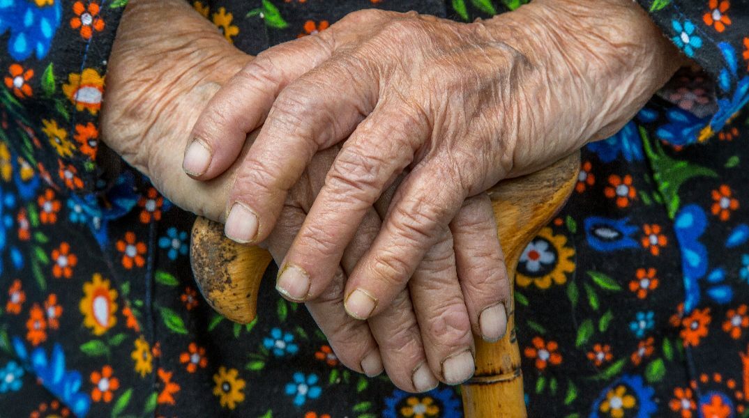 Ηλικιωμένη γιαγιά 