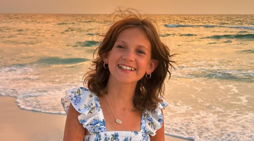 Η 14χρονη influencer Ζούζα Μπέινε, που μοιράστηκε τη μάχη της με τη λευχαιμία στα social media, πέθανε, αφήνοντας πίσω της μήνυμα δύναμης και ελπίδας.