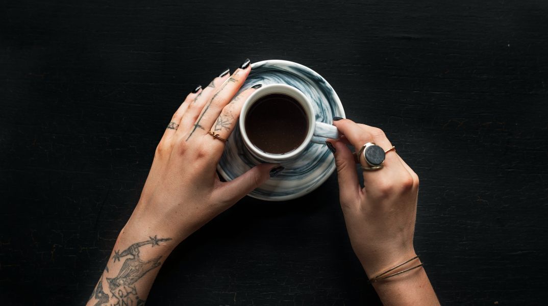 Η αλήθεια για την καφεΐνη και τα τρομακτικά όνειρα: Η αύξηση του ύπνου REM, η λειτουργία της «μνήμης ονείρων» και η επίδραση της μείωσης στον οργανισμό