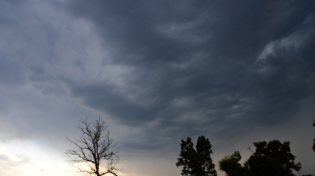 Μαύρα σύννεφα στον ουρανό