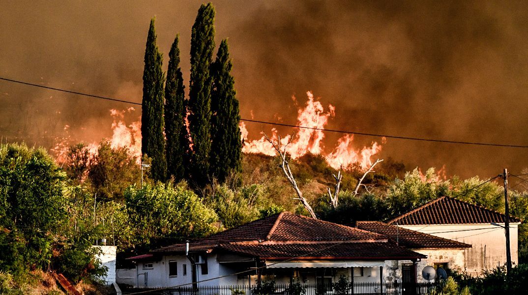 Reuters: Χαλασμένα καλώδια και ένα γερασμένο ασυντήρητο δίκτυο πίσω από τις φωτιές στην Ελλάδα 