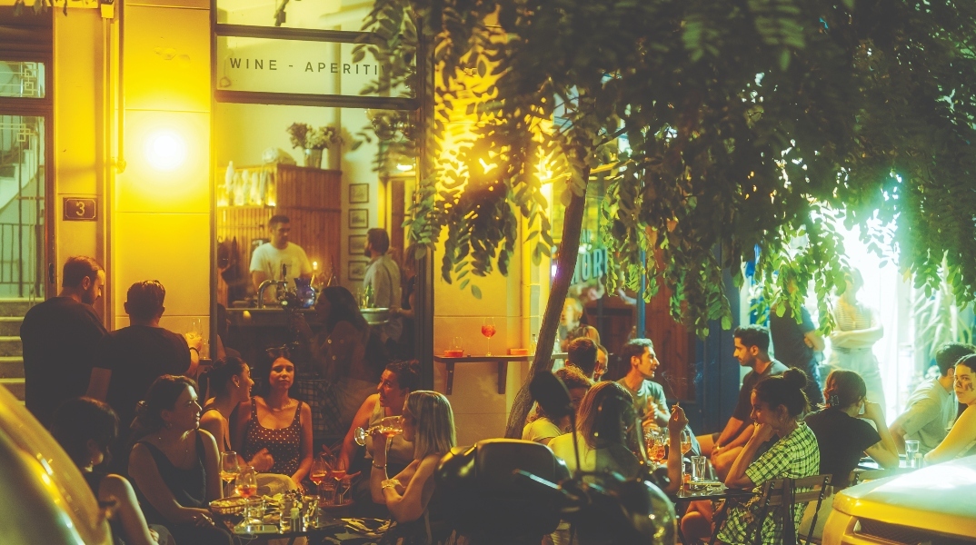 Μπαρ στην οδό Μεναίχμου, soft clubbing