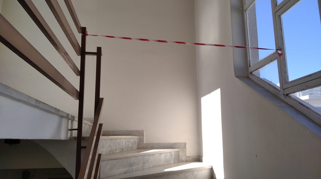 Σκάλες από όπου έχει αποκλειστεί το πέρασμα με κορδέλα