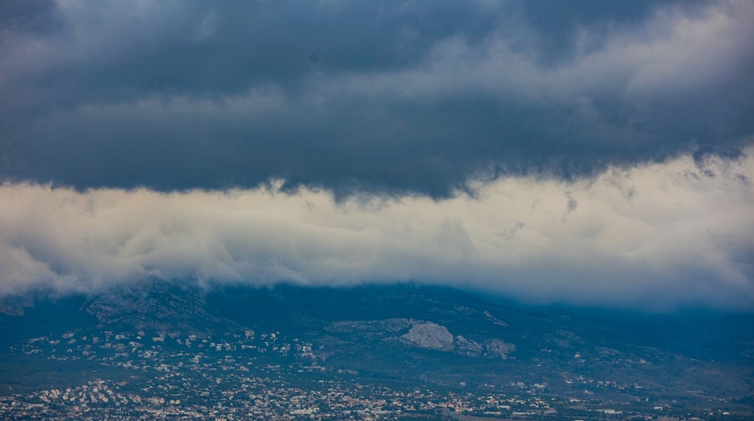 Μαύρα σύννεφα πάνω από την Αττική