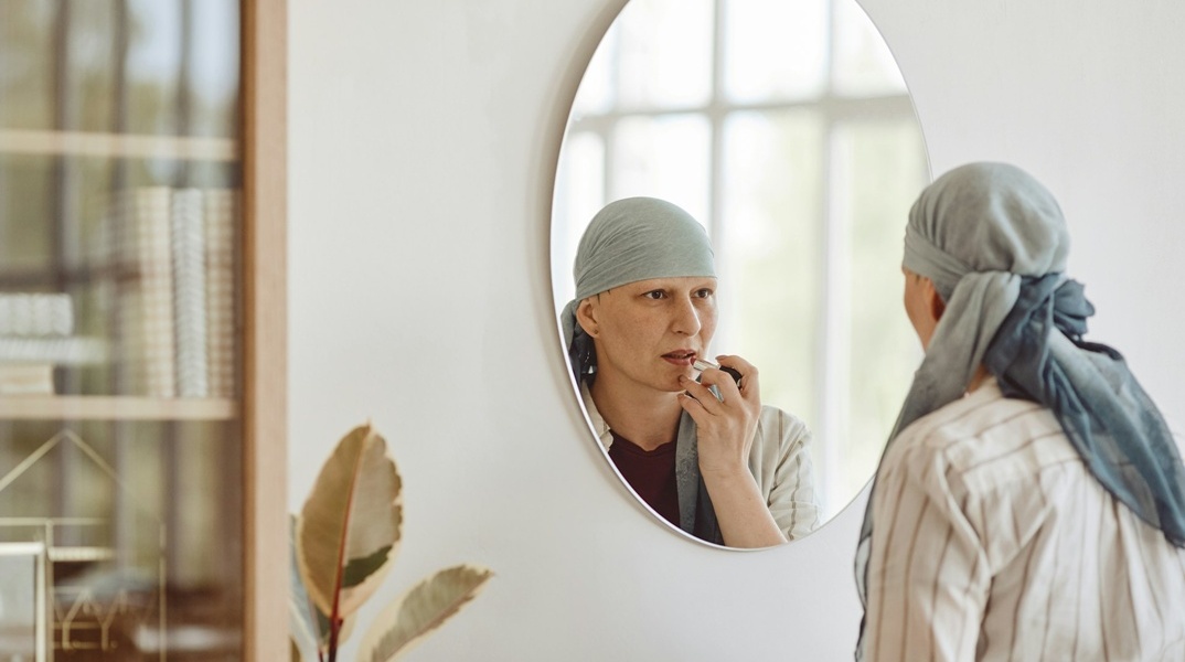 Γυναίκα με μαντήλι στα μαλλιά