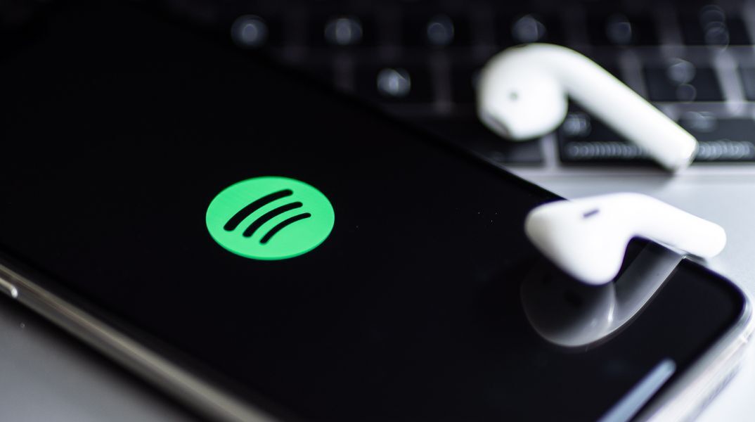 To Spotify αφαίρεσε 75 εκατ. spam τραγούδια που παρήχθησαν με τεχνητή νοημοσύνη, ανακοινώνοντας νέα φίλτρα για την προστασία της μουσικής βιομηχανίας.