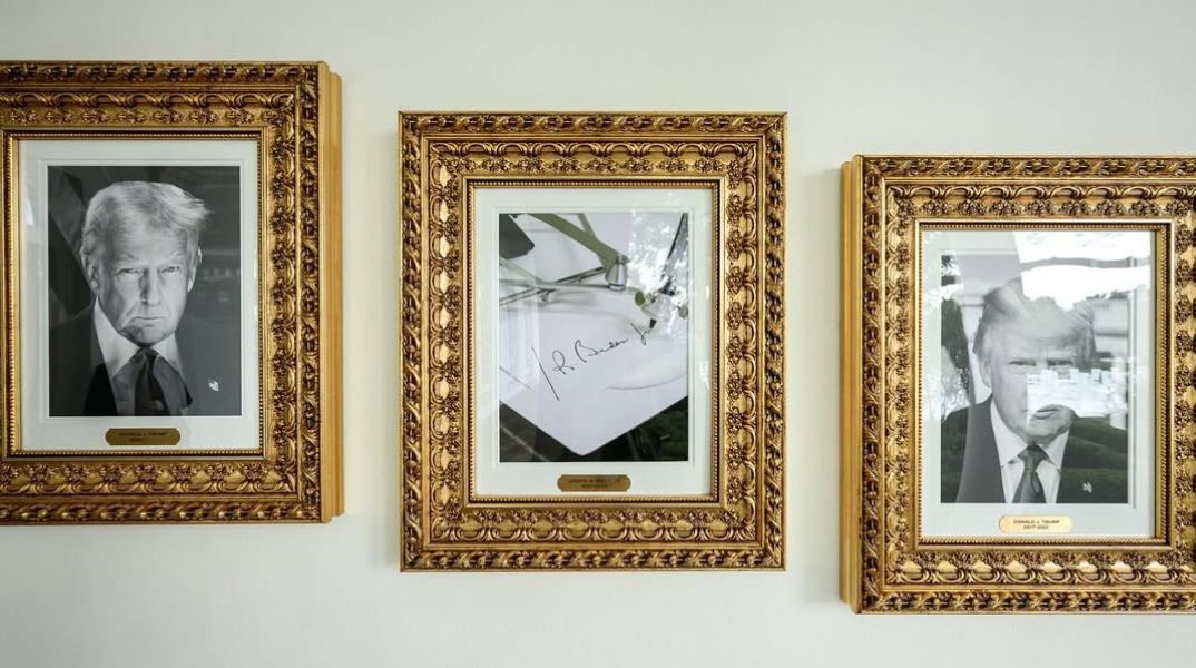 Ο Ντόναλντ Τραμπ τοποθέτησε φωτογραφία με αυτόματο στιλό στη θέση του Τζο Μπάιντεν στη νέα γκαλερί του Λευκού Οίκου, αμφισβητώντας την εκτελεστική του εξουσία.