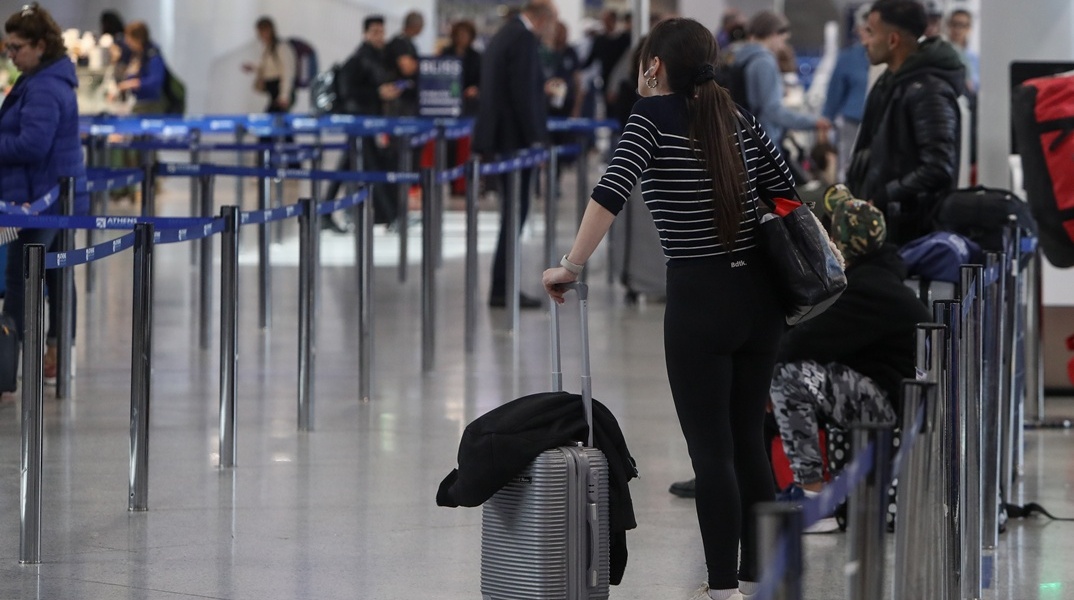 Ταξιδιώτες στο αεροδρόμιο «Ελευθέριος Βενιζέλος»