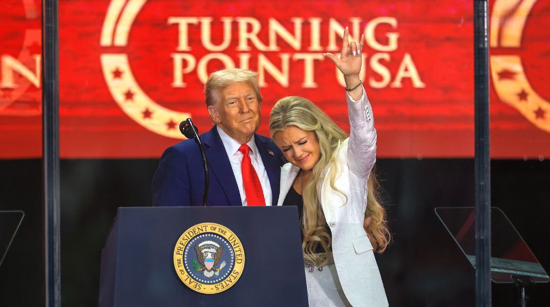 Η χειρονομία της Έρικα Κερκ στην κηδεία του Τσάρλι Κερκ προκάλεσε αντιδράσεις στο διαδίκτυο - Θεωρήθηκε σατανικό σύμβολο - Τι σημαίνει στην πραγματικότητα 