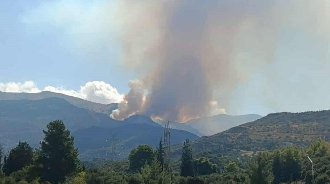 Φωτιά τώρα στην Αχαΐα - Eπιχειρούν εναέρια μέσα