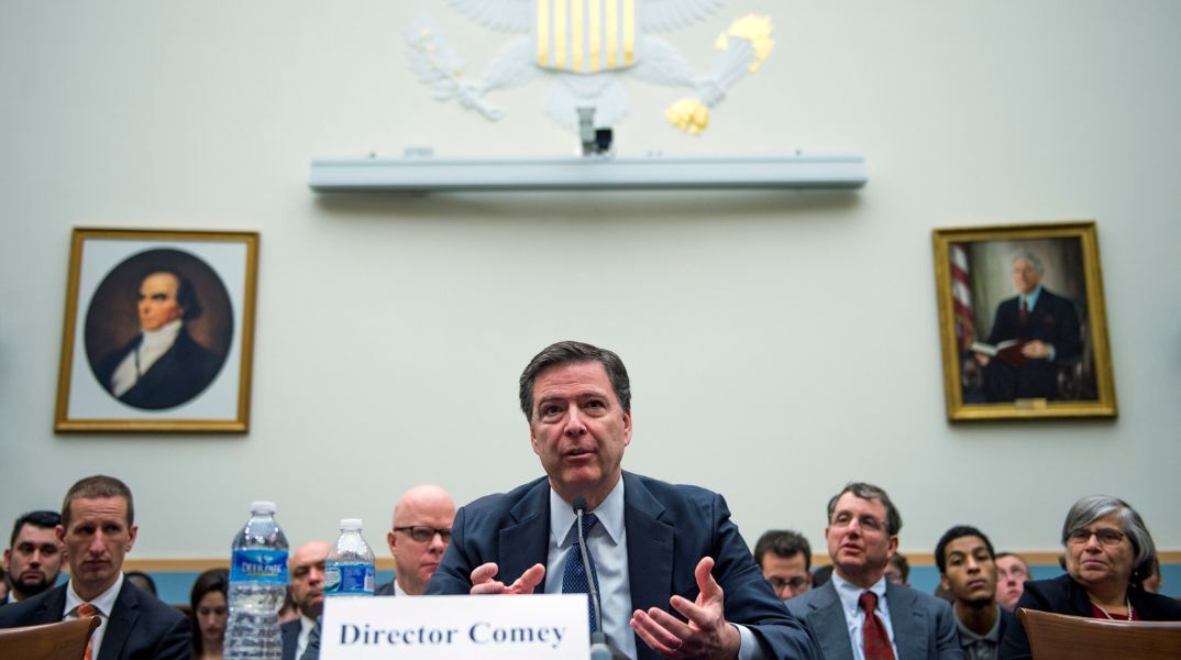 ΗΠΑ: Ο Τζέιμς Κόμεϊ, πρώην διευθυντής του FBI, κατηγορείται για ψευδή κατάθεση και παρεμπόδιση, στο πλαίσιο της εκστρατείας του Τραμπ για δίωξη πολιτικών αντιπάλων.