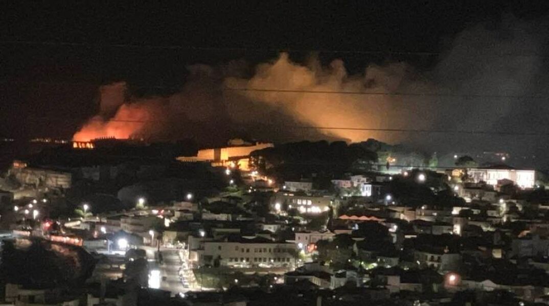 Φωτιά τώρα στο κάστρο της Μυτιλήνης - Καίγεται περιμετρικά 