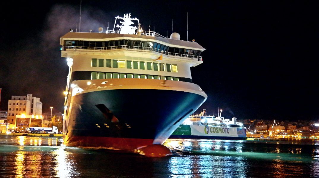 Απρόοπτο στο Blue Star Δήλος - Αλλαγή στο δρομολόγιο για να αποβιβαστεί άρρωστος επιβάτης