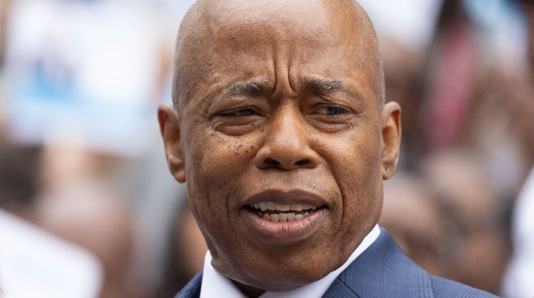 Αποσύρεται από την κούρσα των δημοτικών εκλογών της Νέας Υόρκης ο απερχόμενος δήμαρχος Έρικ Άνταμς